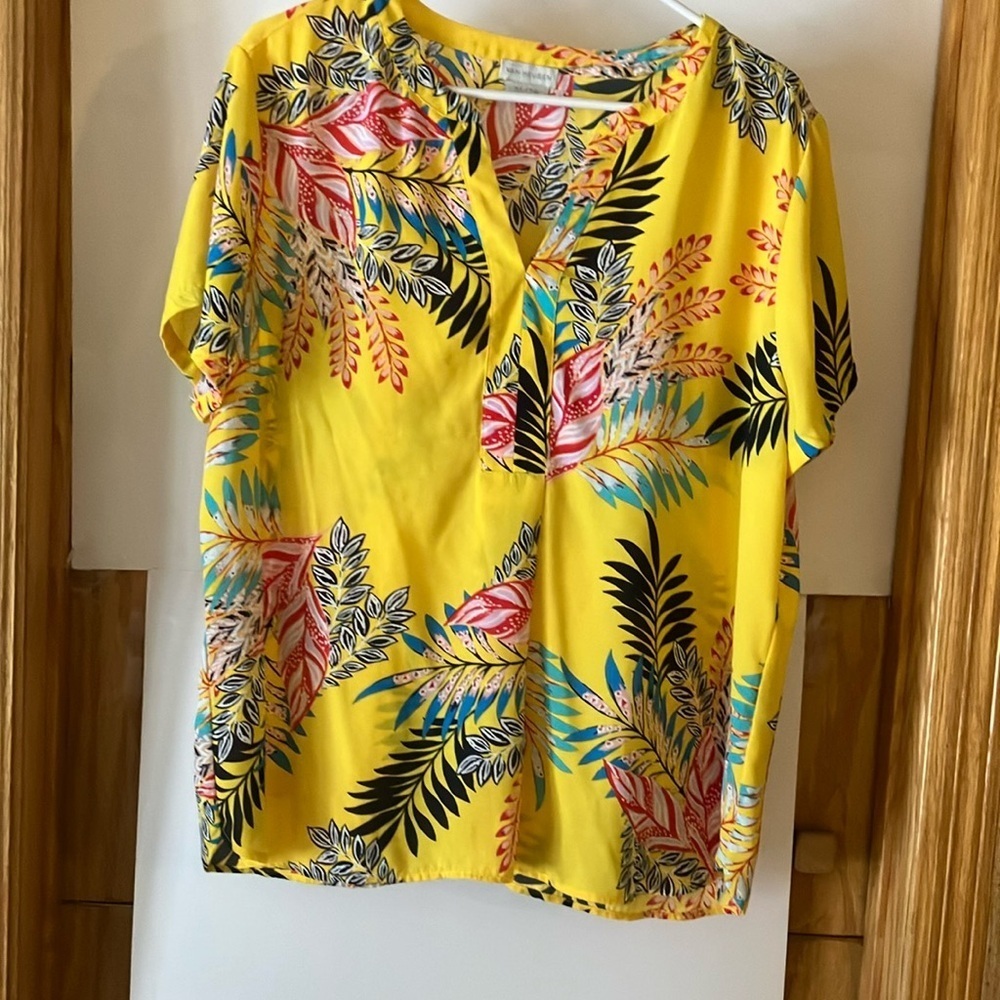Van-Heusen Womens Vibrant Yellow Floral Sz XLTG  short sleeve pullover top.